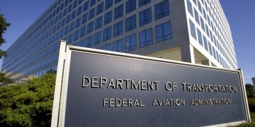 트럼프 대통령, 연방항공청(FAA) 직원 수백명 해고