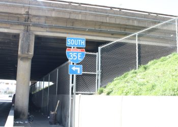 달라스 로열레인-35번 고속도로 교차로 ‘펜스’ 설치 완료 … “노숙인 상주 예방”