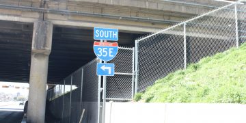 달라스 로열레인-35번 고속도로 교차로 ‘펜스’ 설치 완료 … “노숙인 상주 예방”