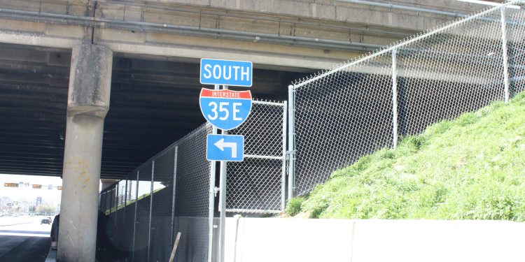 달라스 로열레인-35번 고속도로 교차로 ‘펜스’ 설치 완료 … “노숙인 상주 예방”