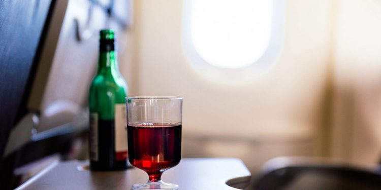 비행기 안에서 마시는 술, 신체에 미치는 영향은?