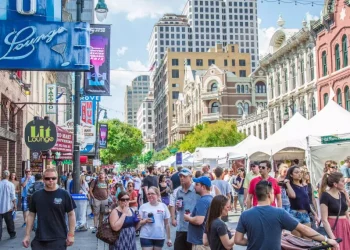 오스틴 ‘핫플’ 6번가, 수십 년 이어 온 주말 밤 차량통제 ‘이제 끝’