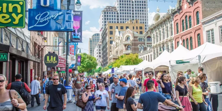 오스틴 ‘핫플’ 6번가, 수십 년 이어 온 주말 밤 차량통제 ‘이제 끝’