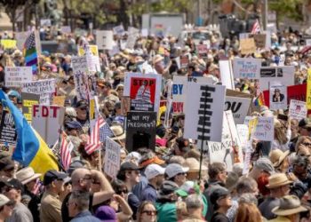 트럼프 대통령에 대한 반대 여론 고조…  대규모 시위와 지지율 하락