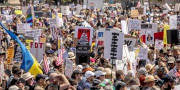 트럼프 대통령에 대한 반대 여론 고조…  대규모 시위와 지지율 하락