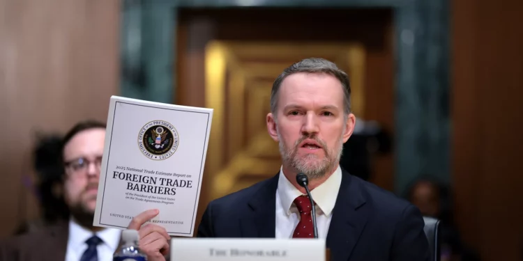 트럼프, 대중(對中) 관세 104%로 인상 경고…중국 ” 84%의 보복 관세” 맞대응