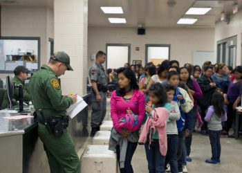 난민 재정착국, 아동 보호 기관에서 이민 단속 도구로 전환