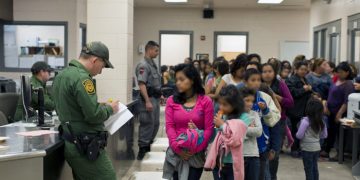 난민 재정착국, 아동 보호 기관에서 이민 단속 도구로 전환