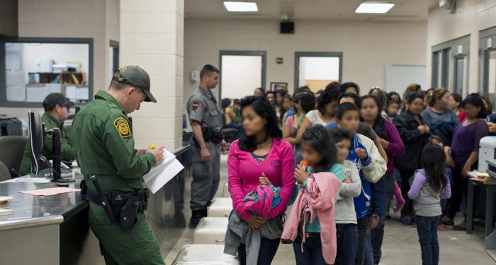 난민 재정착국, 아동 보호 기관에서 이민 단속 도구로 전환