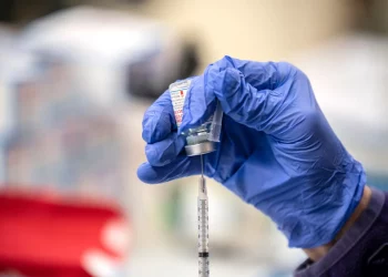 미 보건복지부 장관, 건강한 아동·임산부에 대한 코로나19 백신 권고 철회