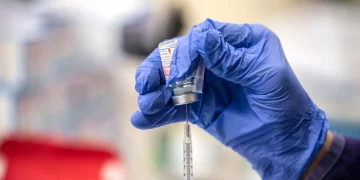 미 보건복지부 장관, 건강한 아동·임산부에 대한 코로나19 백신 권고 철회