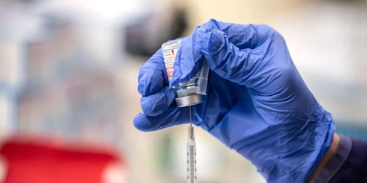 미 보건복지부 장관, 건강한 아동·임산부에 대한 코로나19 백신 권고 철회