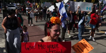 휴스턴 · 샌안토니오 수백 명 시위…“이민자 탄압 중단하라”