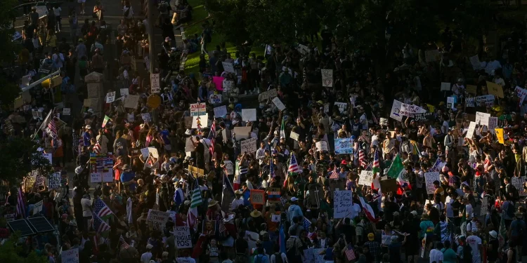 텍사스 곳곳서 ‘이민 단속 반대’ 시위 확산