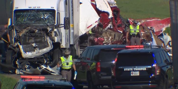 “졸음운전으로 인한 참사”…대형 트럭, 앞 차량 6대 연쇄 충돌 ‘5명 사망’