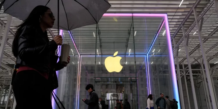 트럼프 “아이폰 미국서 생산 안 하면 25% 관세” … 삼성도 관세 대상 포함 가능