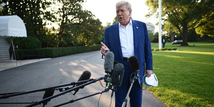 도널드 트럼프  미국 대통령, 공식 석상에서 노골적인 욕설 ‘논란’