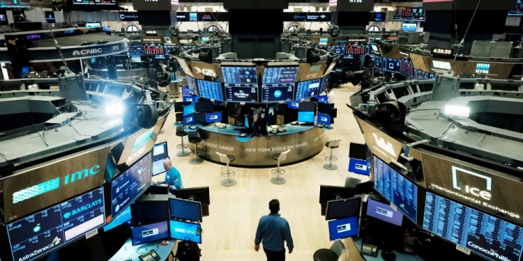 트럼프, 캐나다에 35% 관세 경고에 미 증시 하락 … S&P 500 사상 최고치서 후퇴