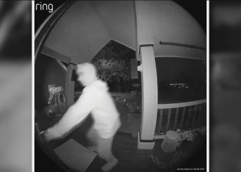 “초인종 장난쳐?” 10대들에게 총기 발사한 50대 남성 … 중범죄 혐의로 체포