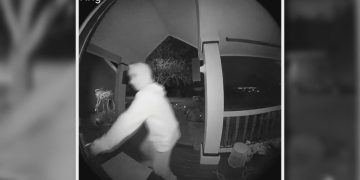 “초인종 장난쳐?” 10대들에게 총기 발사한 50대 남성 … 중범죄 혐의로 체포