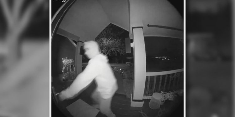 “초인종 장난쳐?” 10대들에게 총기 발사한 50대 남성 … 중범죄 혐의로 체포