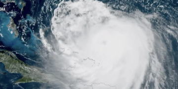 허리케인 ‘에린’, 대서양 횡단하며 세력 커져 … “미 동부 해안은 비상”