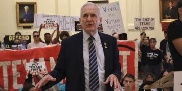 민주당 로이드 다겟 의원 “트럼프, 비상사태 선포 남용은 견제와 균형 흔드는 권위주의”