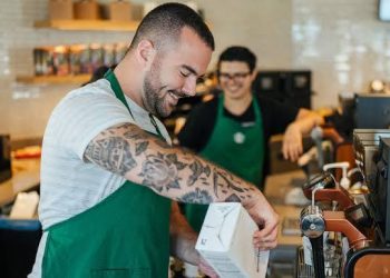 스타벅스, 매장 추가 폐점 · 직원 900명 감원