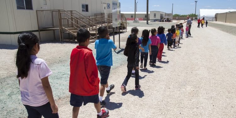 이민 변호인단 “텍사스 이민자 아동 구금시설, 안전하지 않은 환경”