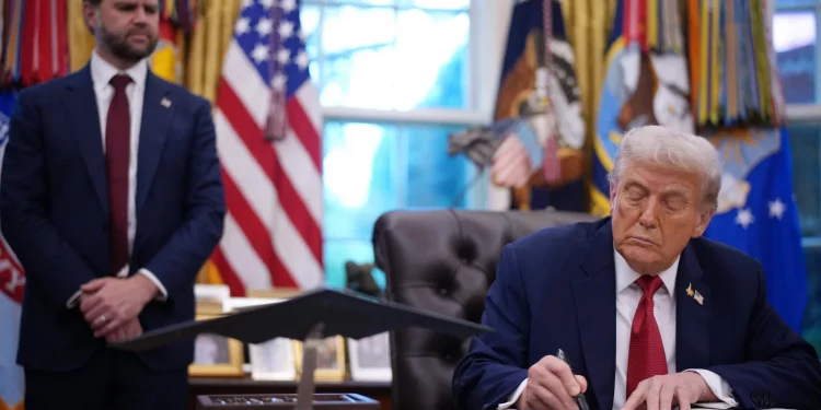 트럼프 행정부, 틱톡 인수에 ‘수십억 달러 수수료’ 요구… 전문가들 “갈취성 관행” 비판