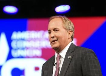 켄 팩스턴 텍사스주 법무장관 “좌파 폭력 · 트랜스젠더 이념이 정치적 테러 부추겨”