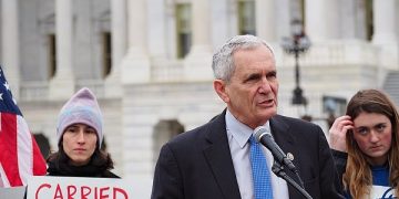 “민주주의 흔들려선 안 돼”… 민주당 로이드 다겟 의원, 18일 주의회서 집회 연설