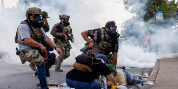 ICE 단속, 폭력 수위 높아지나…“총기·최루탄·강압적 체포까지” 논란 확산