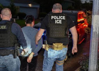 켄 팩스턴 텍사스 법무장관, 해리스카운티 상대로 소송 제기 …미등록 이민자 법률지원 예산 편성이 이유