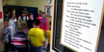 텍사스 공립학교 ‘십계명 의무 게시’ 시행 혼란… 법원 제동·교사 사퇴 이어져