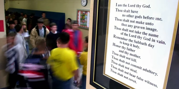 텍사스 공립학교 ‘십계명 의무 게시’ 시행 혼란… 법원 제동·교사 사퇴 이어져