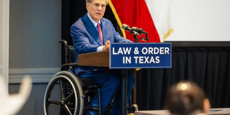 텍사스 주지사,  트럼프의 연방 권력 확대에 동조 …기존 ‘주 권한 옹호’ 입장과 반대