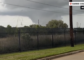 휴스턴 인근 주택 100여 채 토네이도 피해… 인명 피해는 없어