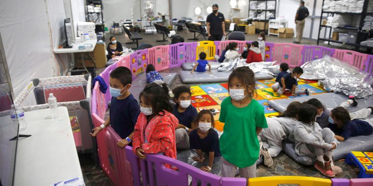 이민국 “약 400명 아동, 법정 기준 넘겨 장기 구금” 인정