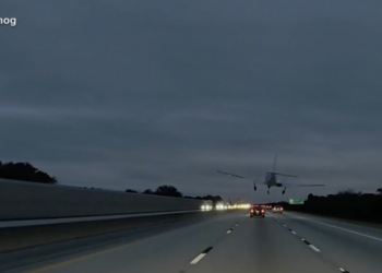 플로리다 고속도로로 추락 경비행기 주행중 승용차 들이받아 … 양쪽 엔진의 동력 손실이 원인