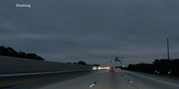 플로리다 고속도로로 추락 경비행기 주행중 승용차 들이받아 … 양쪽 엔진의 동력 손실이 원인