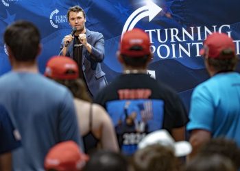 텍사스, 주내 모든 고교에 찰리 커크가 세운 ‘터닝포인트 USA’ 지부 설립 추진 … 교육계는 ‘논란’
