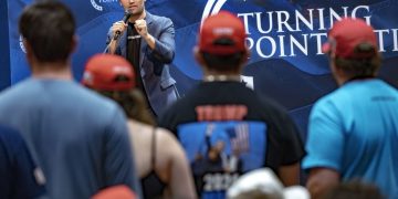 텍사스, 주내 모든 고교에 찰리 커크가 세운 ‘터닝포인트 USA’ 지부 설립 추진 … 교육계는 ‘논란’