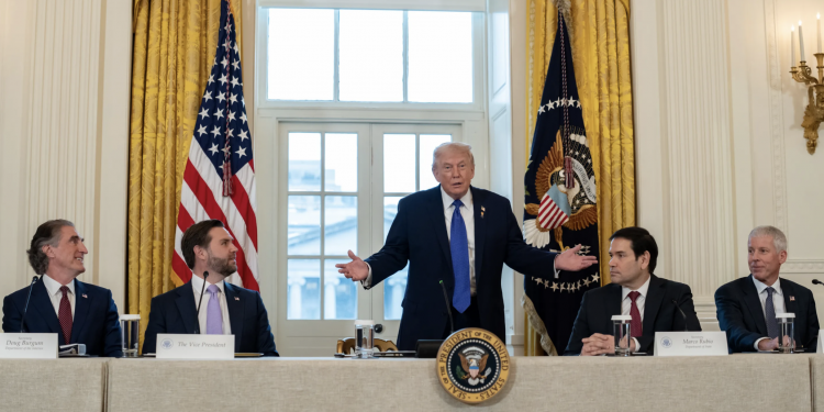 트럼프, 신용카드 금리 연 10%로 제한 추진 … 금융업계는 ‘반발’