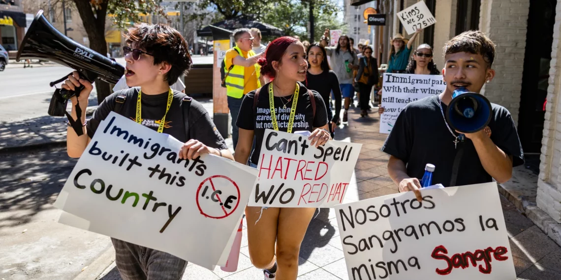 텍사스 학생 ‘ICE 항의 동맹휴업’ 확산… 주정부 조사 착수 및 ‘자금 중단’ 압박