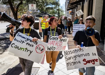 텍사스 학생 ‘ICE 항의 동맹휴업’ 확산… 주정부 조사 착수 및 ‘자금 중단’ 압박