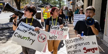 텍사스 학생 ‘ICE 항의 동맹휴업’ 확산… 주정부 조사 착수 및 ‘자금 중단’ 압박