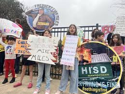 휴스턴 교육구 ‘식아웃(Sick-out)’’ 확산 … 118개교 집단결석으로 교육구에 항의