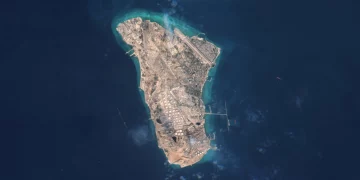 트럼프 “호르무즈 해협 즉각 개방 안하면 이란 석유시설, 카르그섬 초토화”