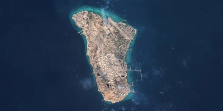 트럼프 “호르무즈 해협 즉각 개방 안하면 이란 석유시설, 카르그섬 초토화”